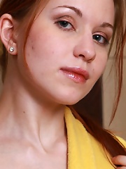 Hot blonde babe doesnt like to shave her pussy